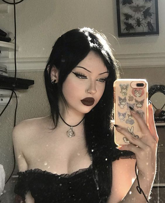 files/aesthetic_black_makeup.jpg